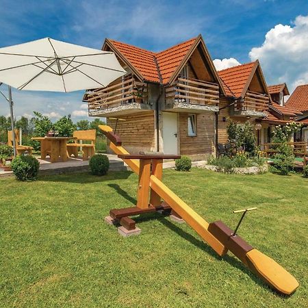 2 Bedroom Cozy Home In Licko Lesce Kültér fotó