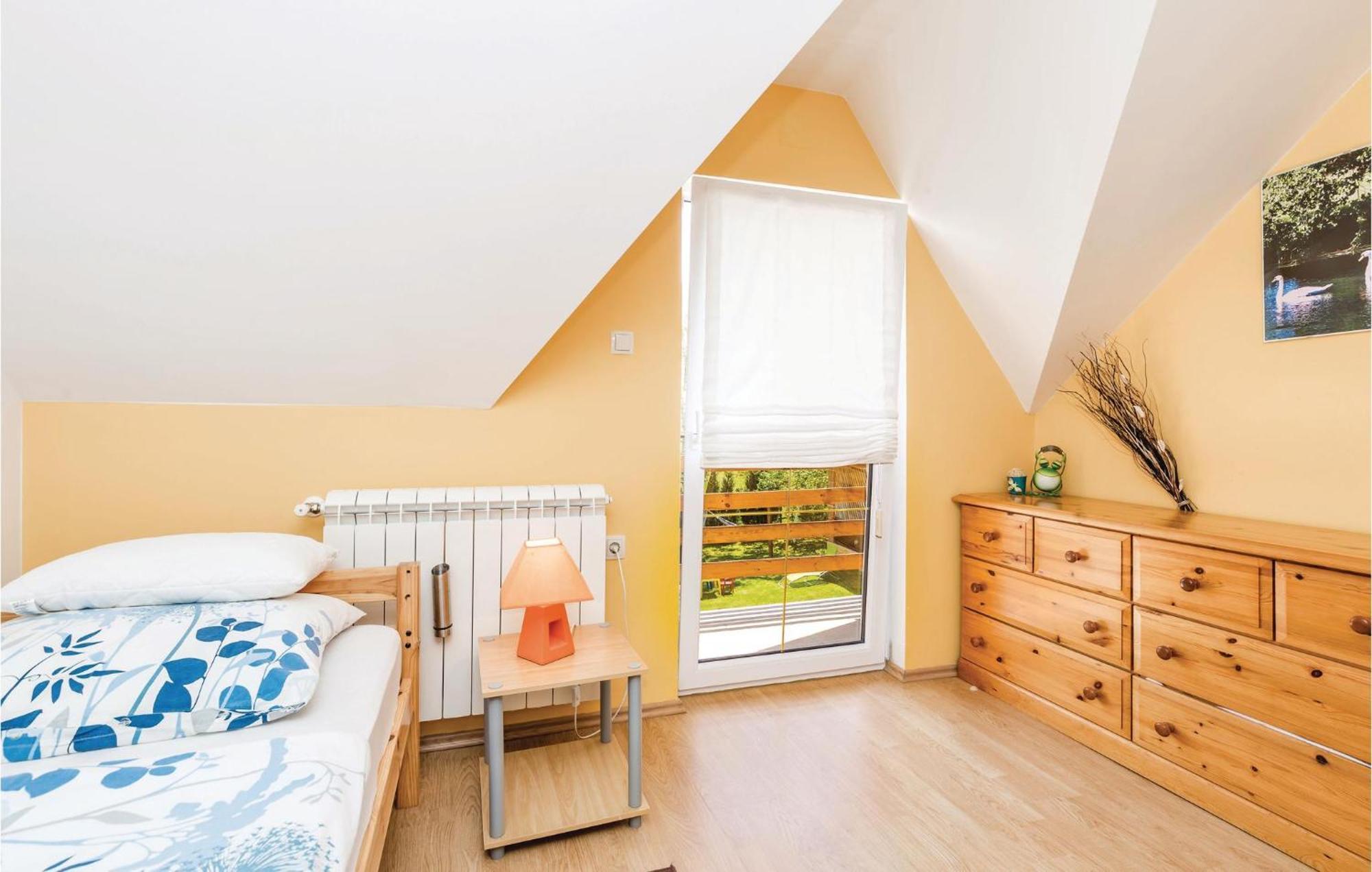 2 Bedroom Cozy Home In Licko Lesce Kültér fotó