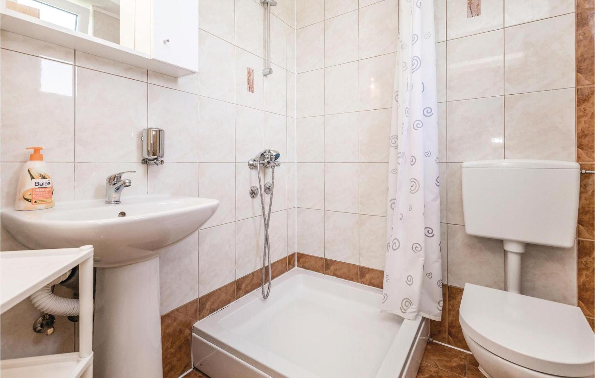 2 Bedroom Cozy Home In Licko Lesce Kültér fotó