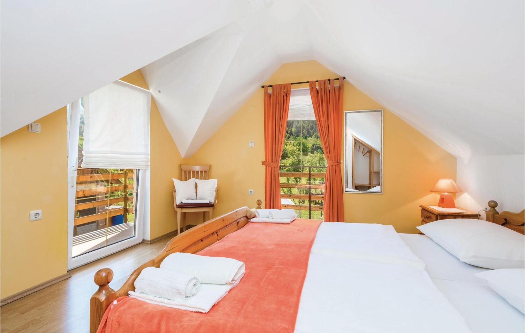 2 Bedroom Cozy Home In Licko Lesce Kültér fotó