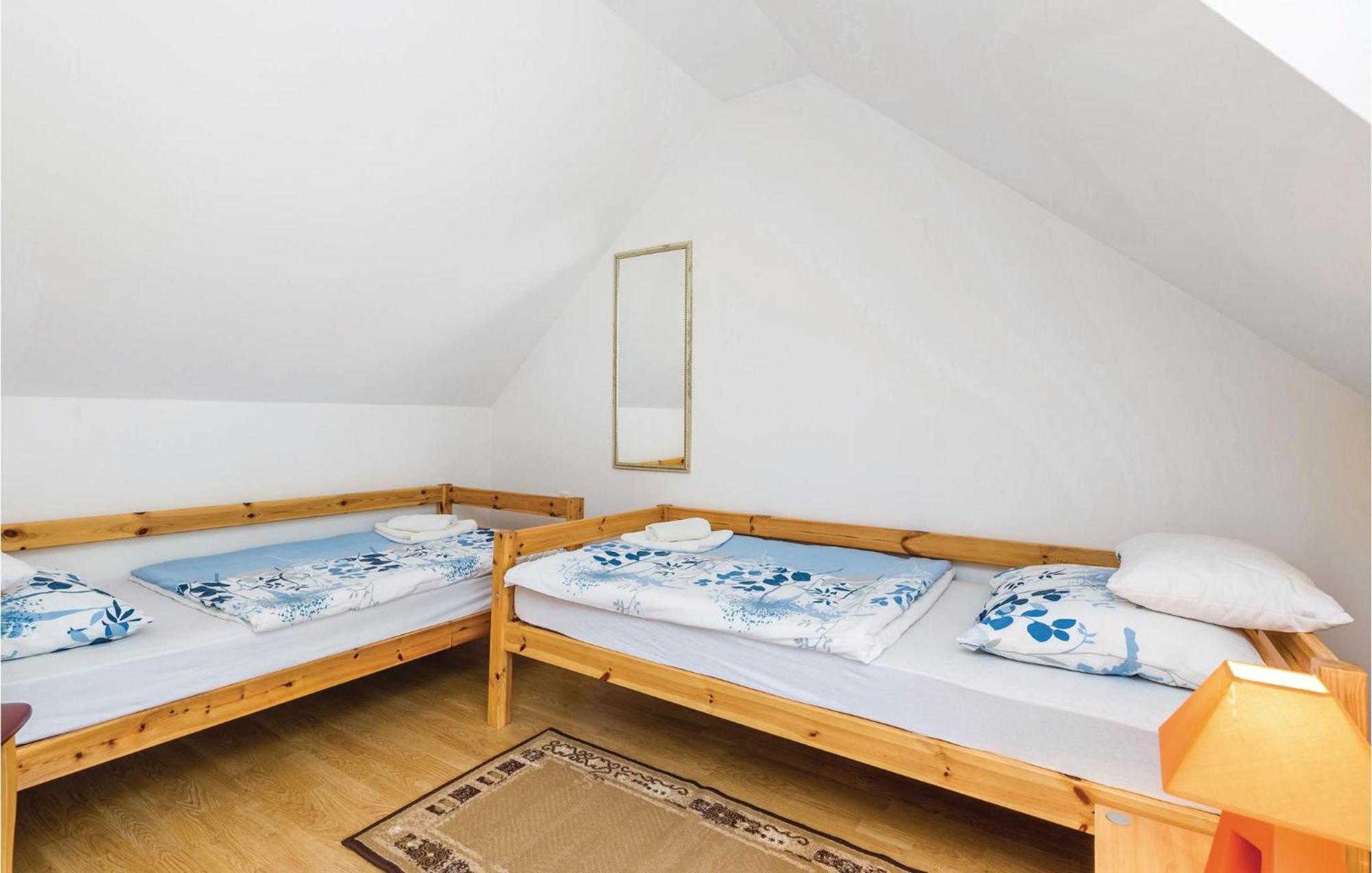 2 Bedroom Cozy Home In Licko Lesce Kültér fotó