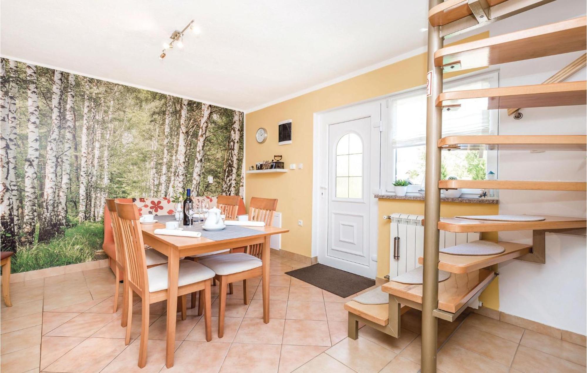 2 Bedroom Cozy Home In Licko Lesce Kültér fotó