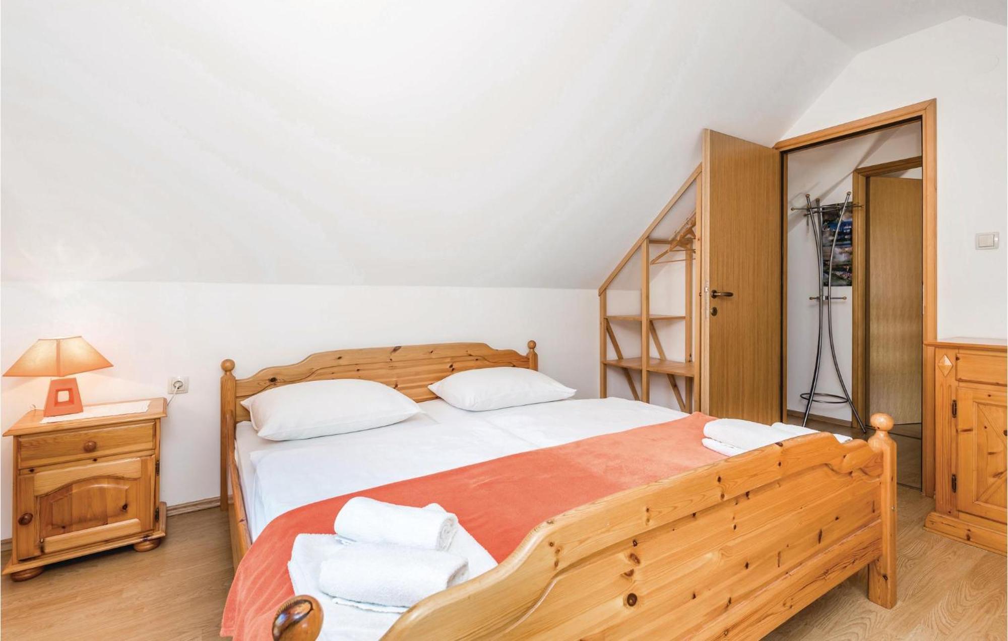 2 Bedroom Cozy Home In Licko Lesce Kültér fotó