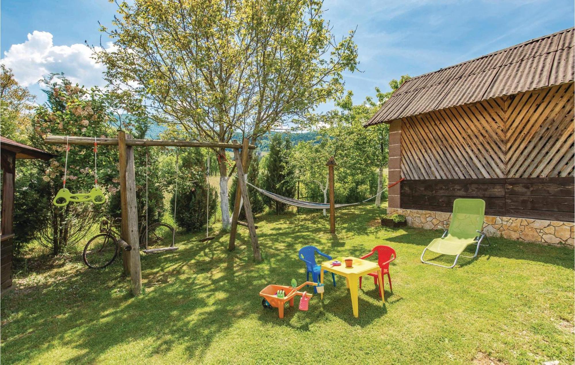 2 Bedroom Cozy Home In Licko Lesce Kültér fotó