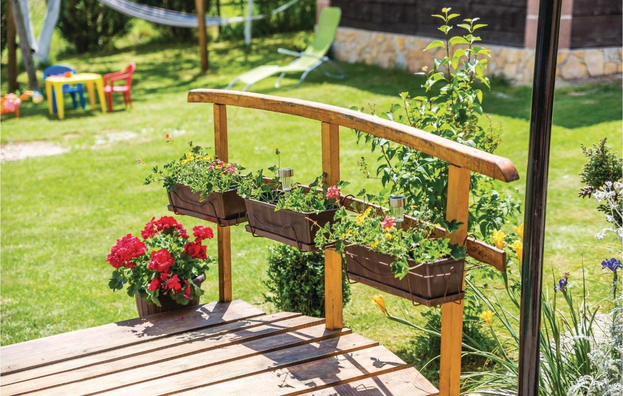 2 Bedroom Cozy Home In Licko Lesce Kültér fotó