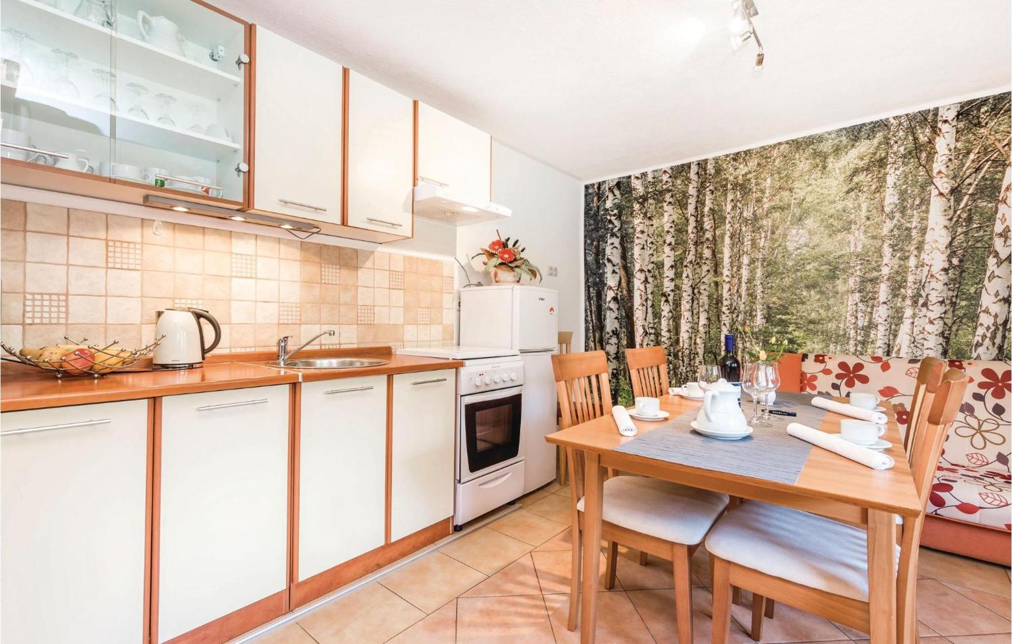 2 Bedroom Cozy Home In Licko Lesce Kültér fotó