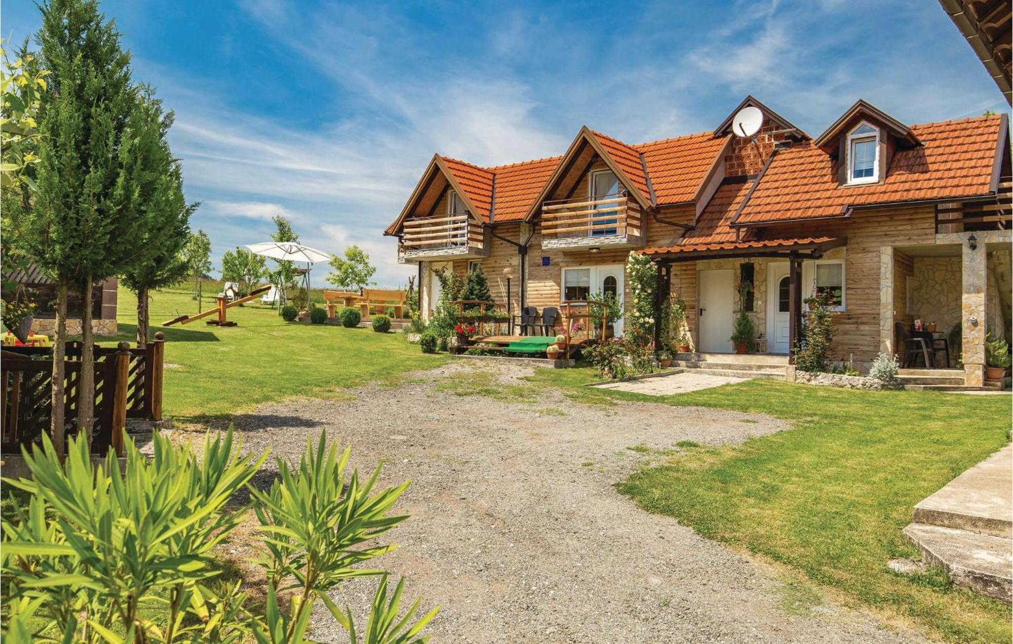 2 Bedroom Cozy Home In Licko Lesce Kültér fotó