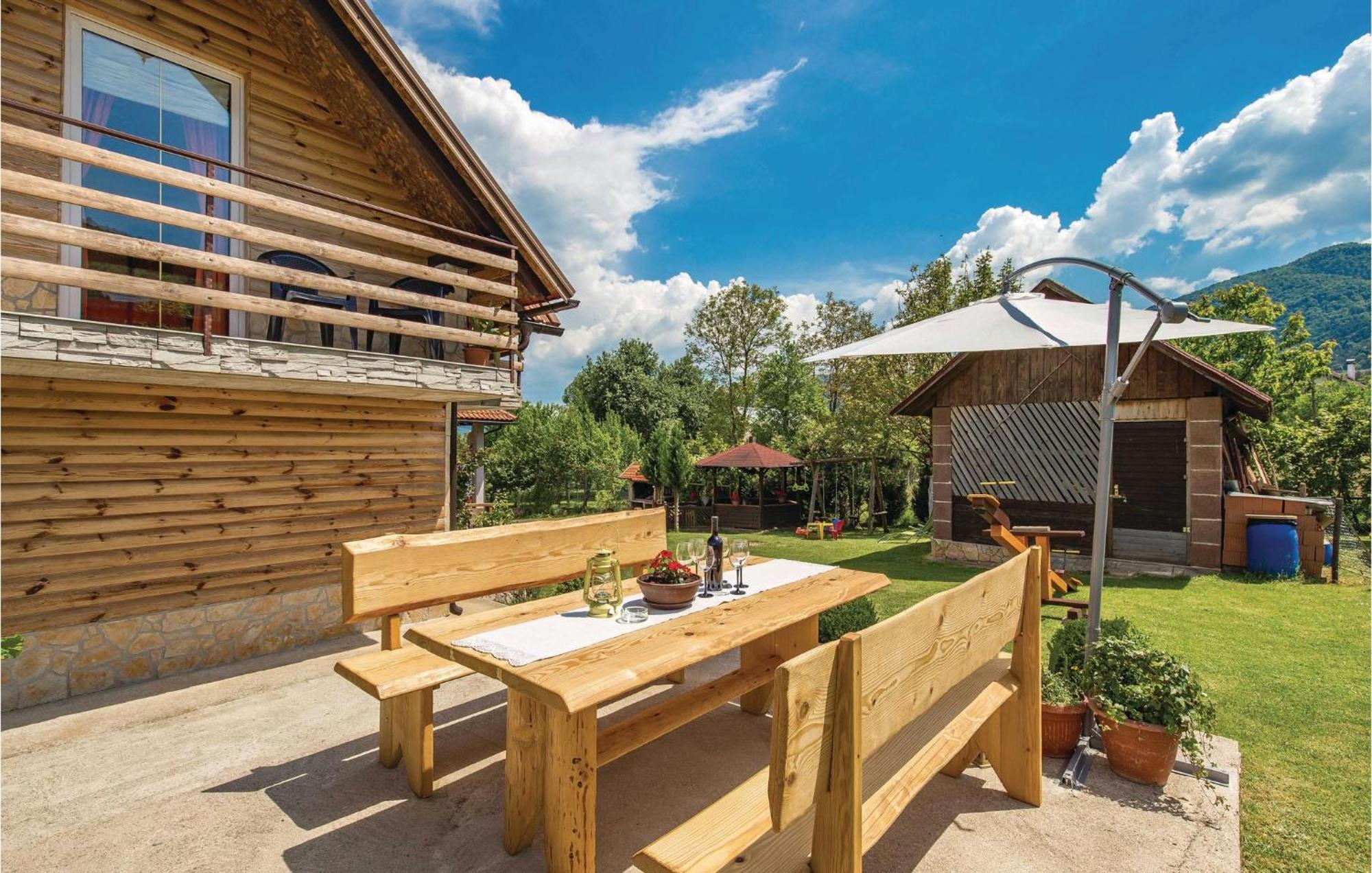 2 Bedroom Cozy Home In Licko Lesce Kültér fotó