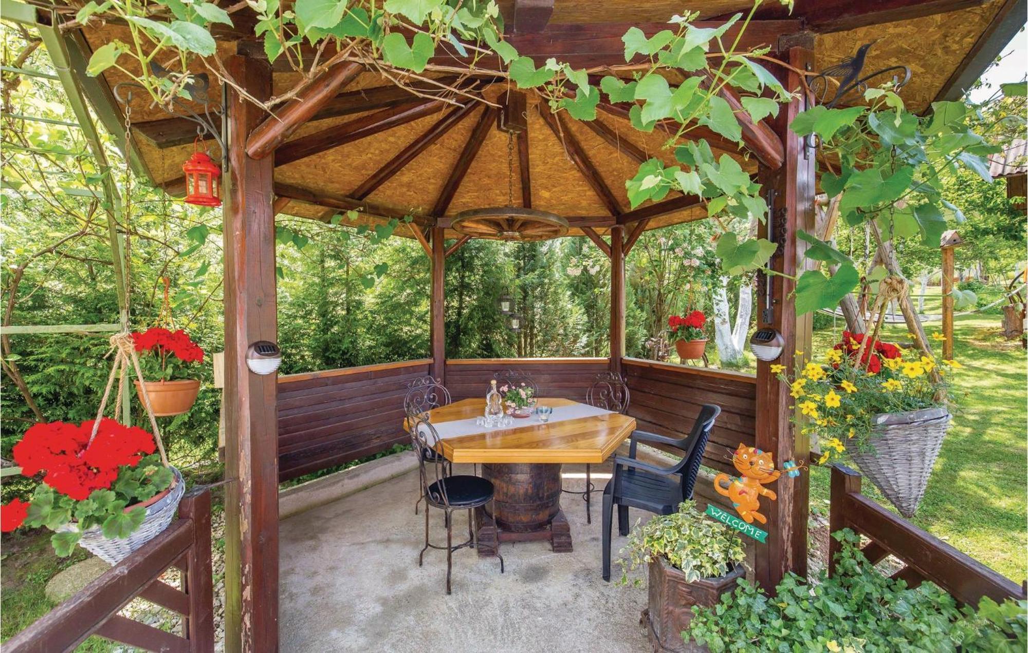 2 Bedroom Cozy Home In Licko Lesce Kültér fotó