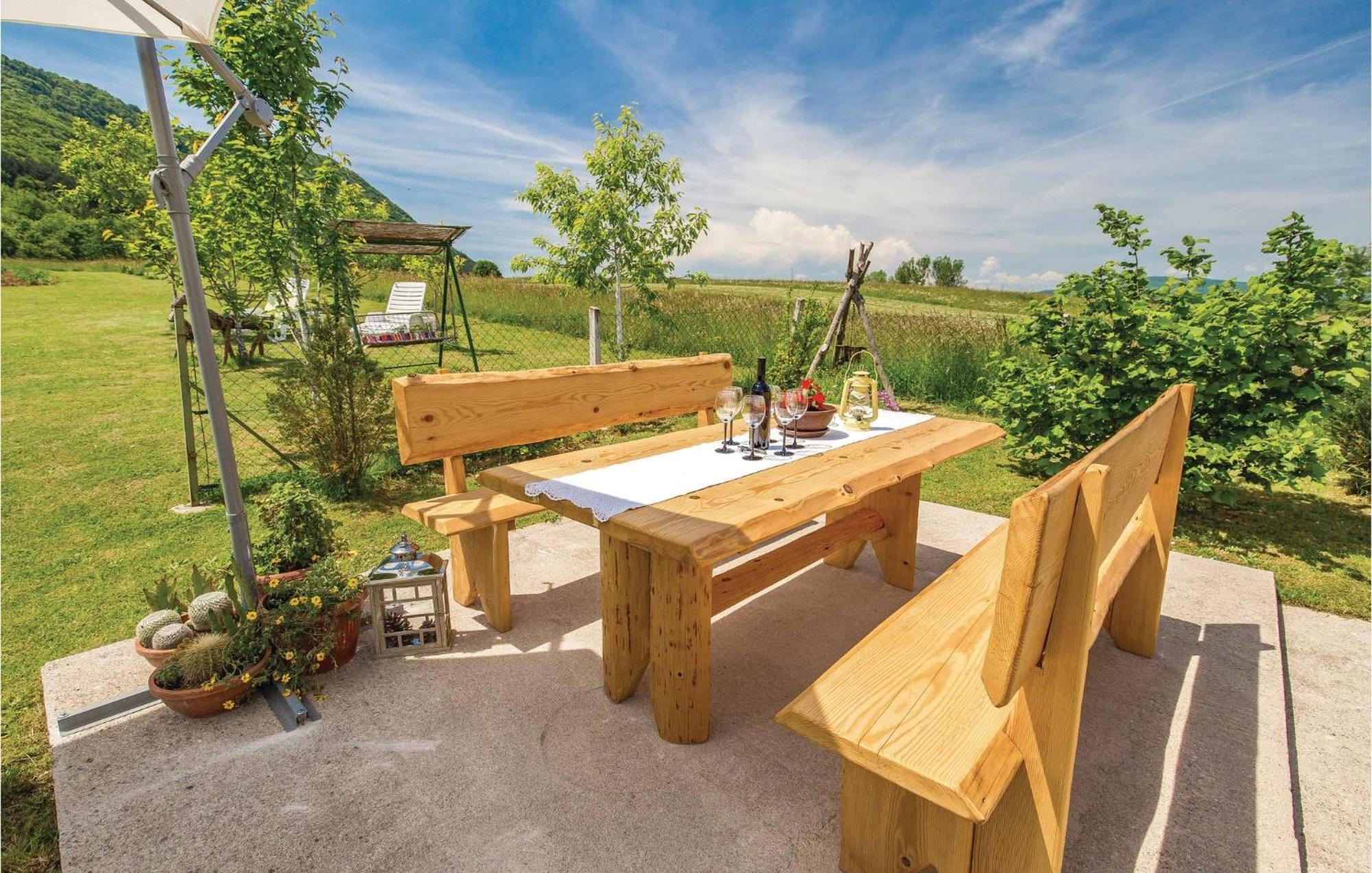 2 Bedroom Cozy Home In Licko Lesce Kültér fotó