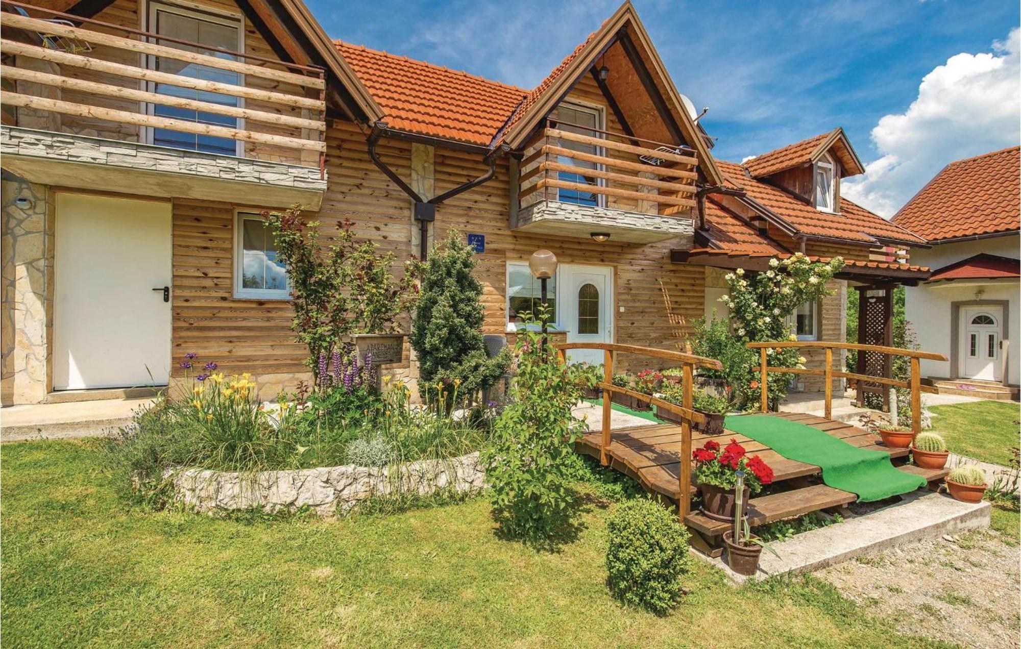 2 Bedroom Cozy Home In Licko Lesce Kültér fotó