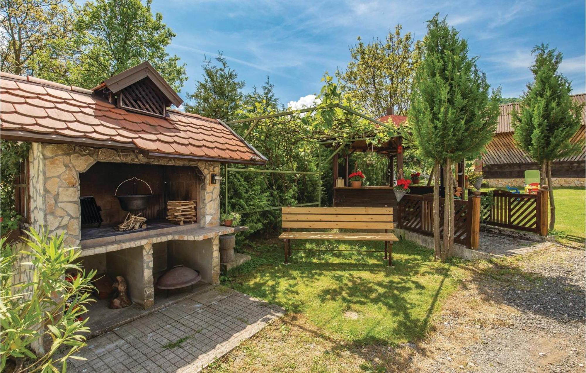 2 Bedroom Cozy Home In Licko Lesce Kültér fotó