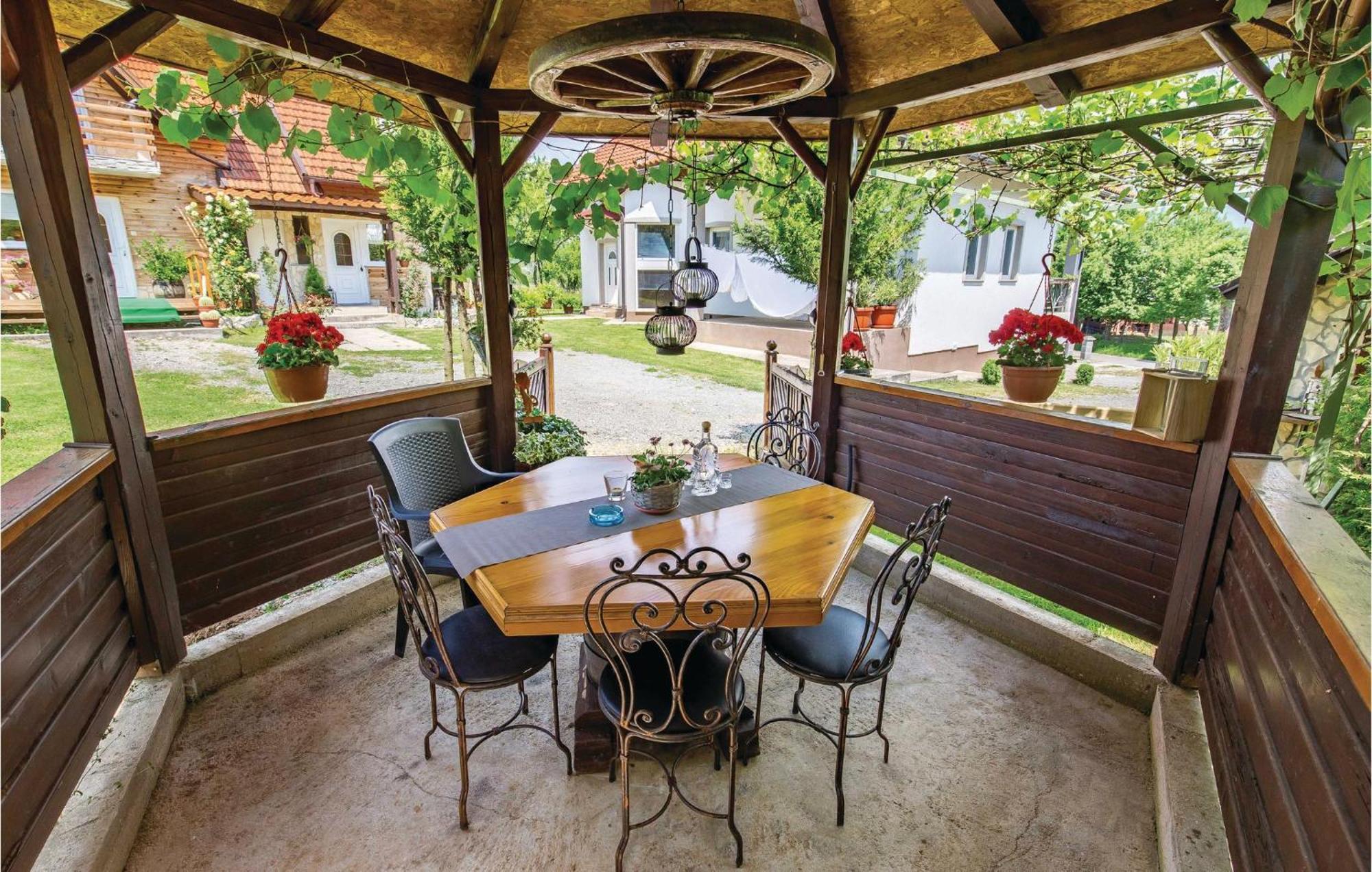 2 Bedroom Cozy Home In Licko Lesce Kültér fotó