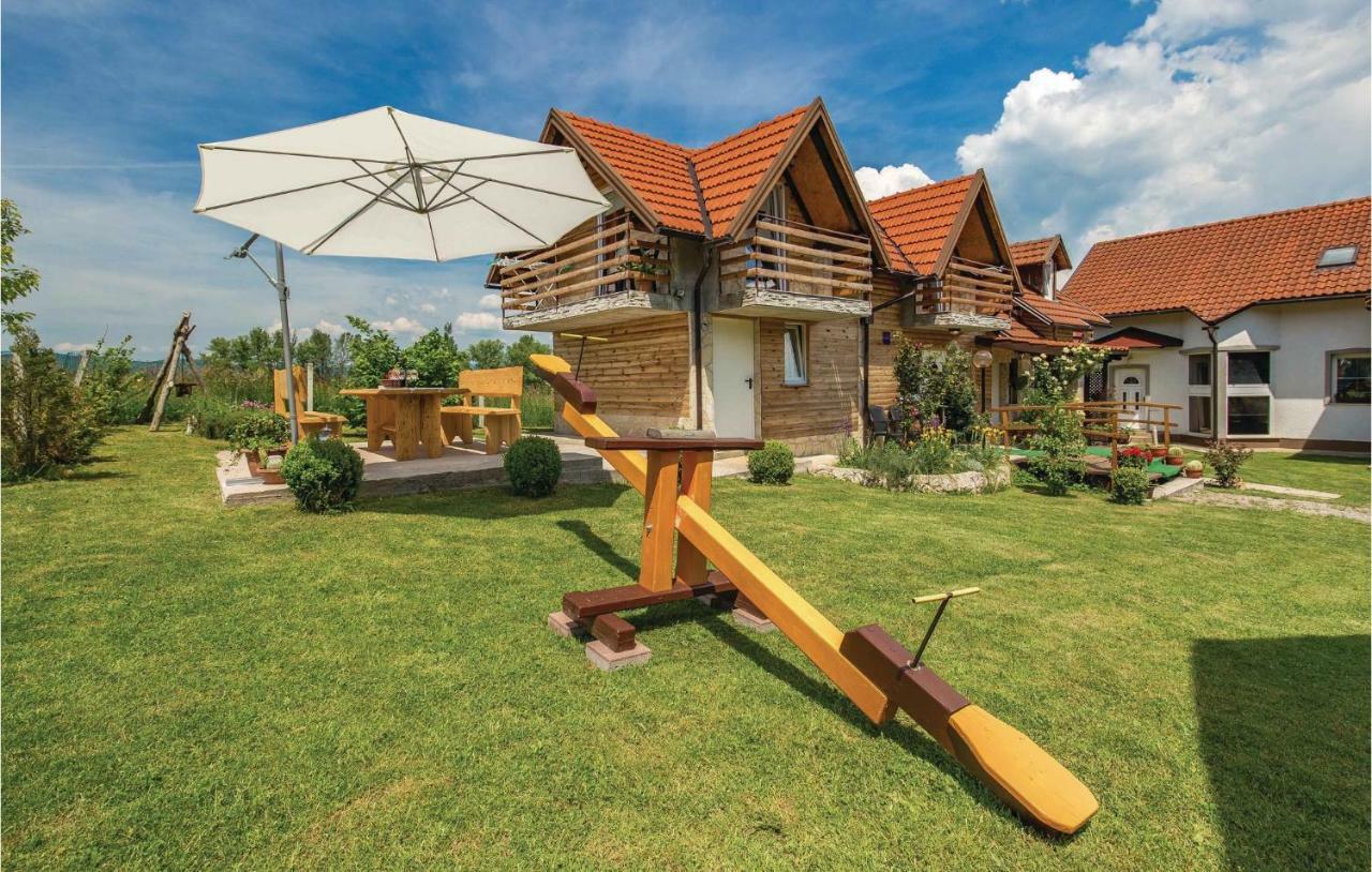 2 Bedroom Cozy Home In Licko Lesce Kültér fotó